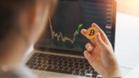 هولد (HODL) چیست و چرا باید ارز دیجیتال خود را نگهداری کنیم؟